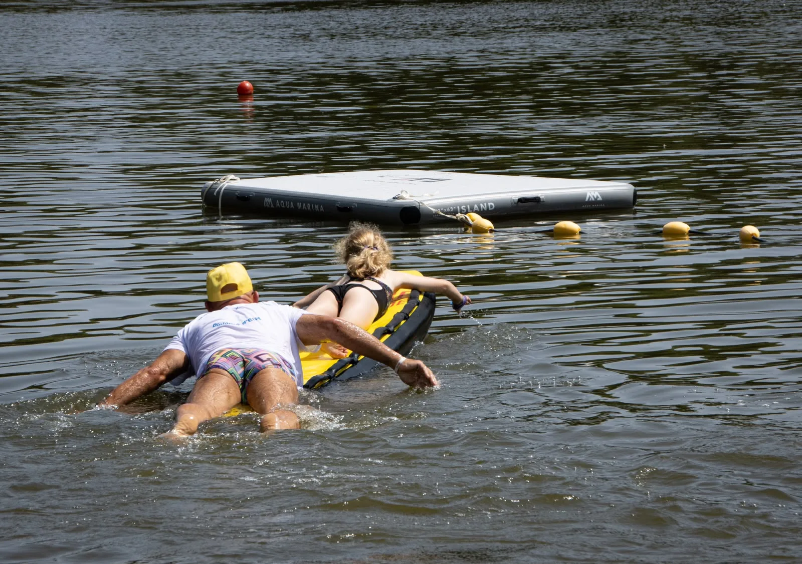 paddle de sauvetage avec les enfants qui passent le diplome du secunage