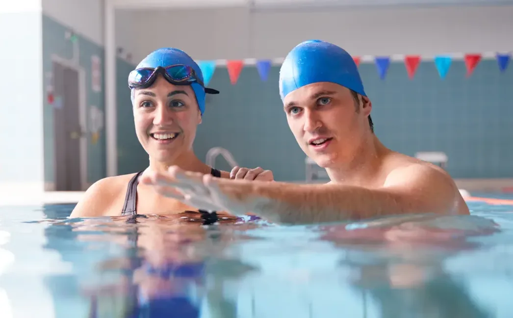 adultes dans une piscine apprendre à nager à Paris et Ile de France