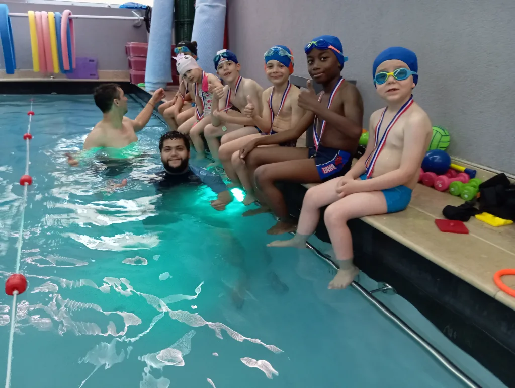 remise de médailles fin de stage de natation aux petits canards perreux