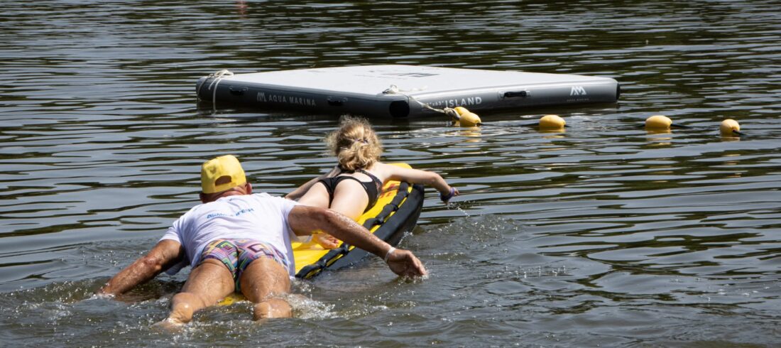 paddle de sauvetage avec les enfants qui passent le diplome du secunage