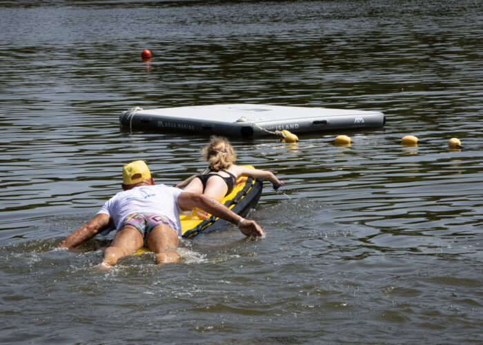paddle de sauvetage avec les enfants qui passent le diplome du secunage paddle de sauvetage avec les enfants qui passent le diplome du secunage