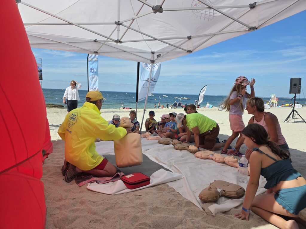 BEACH TOUR - Journée prévention des noyades à la Baule (44) 13 initiation au gestes de 1ers secours